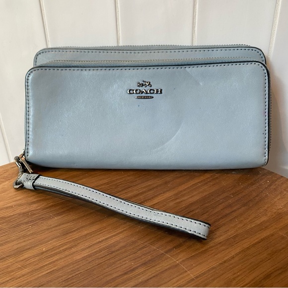 Coach women’s leather wallet, multiple compartments and gunmetal hardware - Picture 11 of 12